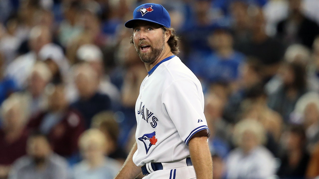 Dickey gets win over former team, Blue Jays beat Mets
